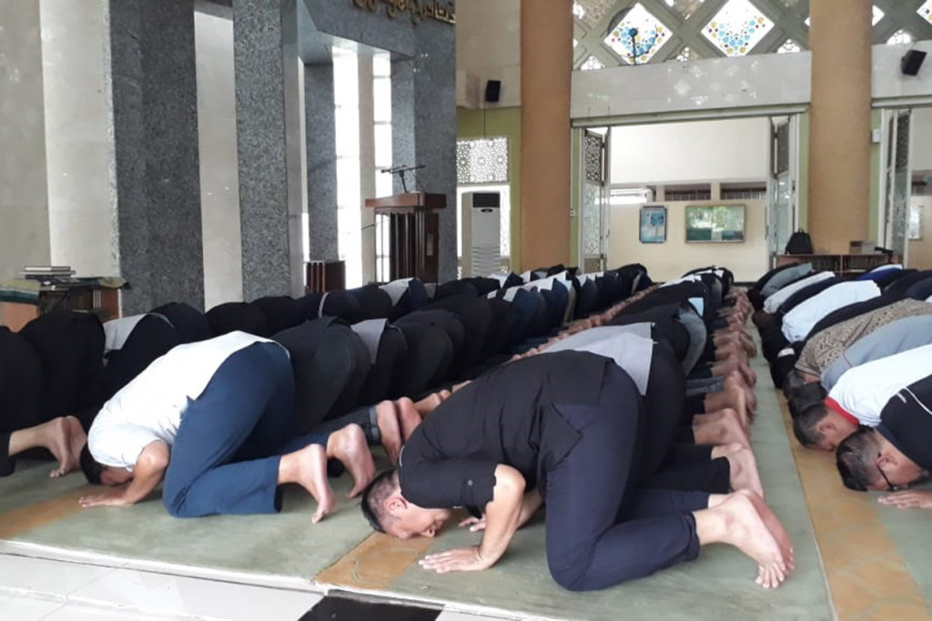 Imam sekaligus khatib Salat Kusuf Ustaz Nurjaman Sahli. Dalam khutbahnya, Ustaz Nurjaman mengatakan bahwa gerhana, baik matahari atau bulan, merupakan tanda-tanda kebesaran Sang Pencipta, Allah SWT. 