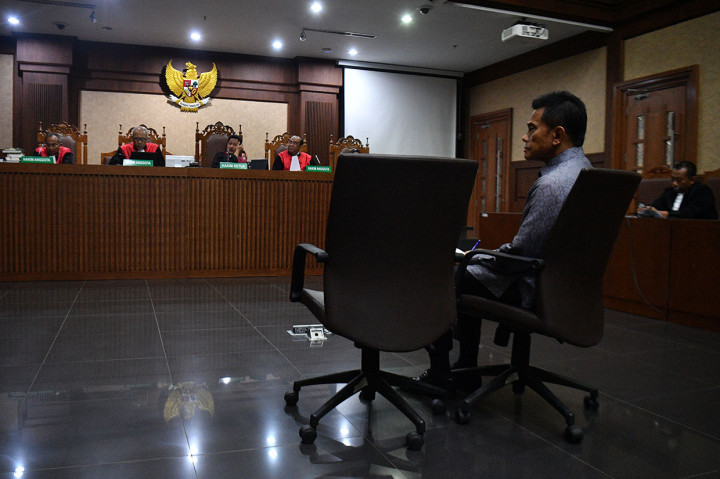 Atas perbuatannya, Soetikno didakwa melanggar Pasal 5 ayat (1) huruf b atau Pasal 13 Undang-Undang Nomor 31 Tahun 1999 tentang Pemberantasan Tindak Pidana Korupsi sebagaimana diubah dengan Undang-Undang Nomor 20 Tahun 2001 juncto Pasal 65 Ayat (1) KUHP. Soetikno juga didakwa bersalah melanggar Pasal 3 Undang-Undang RI Nomor 8 Tahun 2010 tentang Pencegahan dan Pemberantasan Tindak Pidana Pencucian Uang juncto Pasal 55 ayat (1) ke-1, dan Pasal 65 ayat 1 KUHP. 