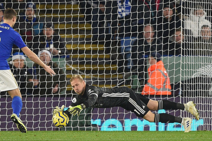 Bermain di kandang lawan, Liverpool menguasai jalannya laga sejak wasit meniup peluit tanda pertandingan dimulai. Di menit awal sepakan keras Trent Alexander-Arnold dari luar kotak penalti masih berhasil diantisipasi kiper Leicester Kasper Schmeichel.