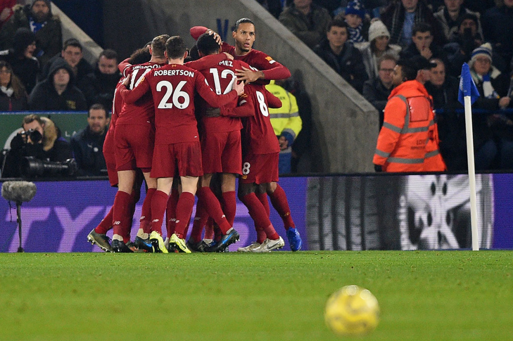 Gol pembuka Firmino disambut gembira rekan-rekan setimnya.