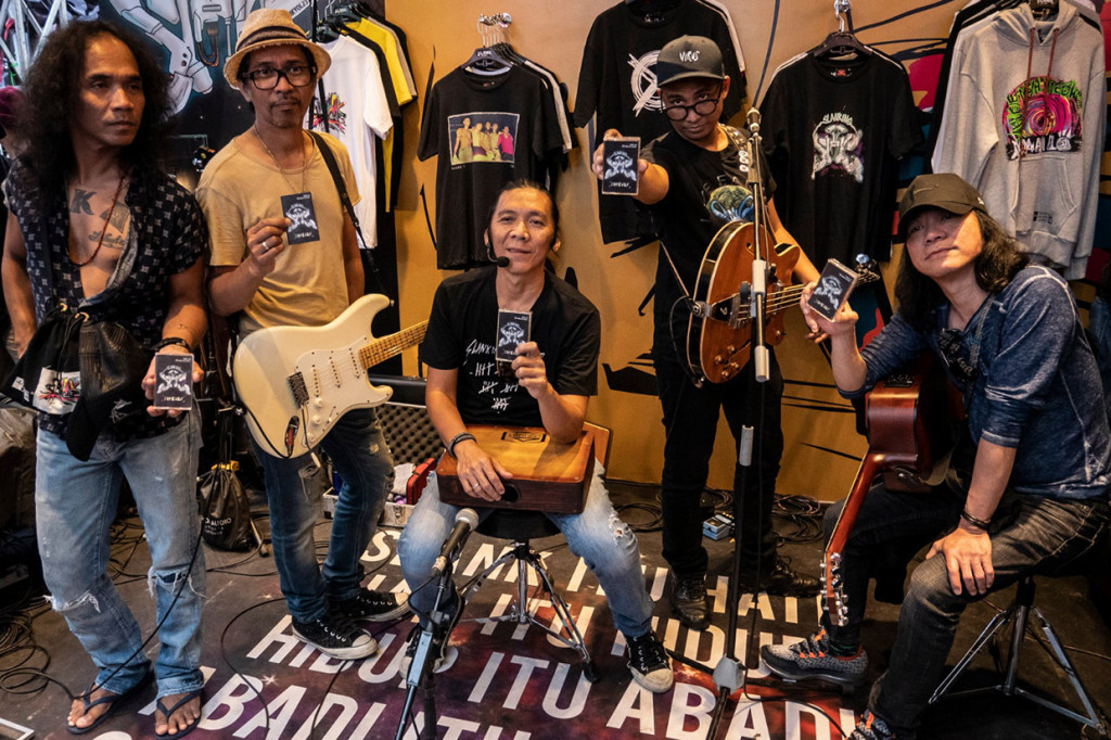 Personil grup musik Slank berpose dengan Box Set 'Slanking Forever, saat peluncuran album barunya tersebut di Plaza Tenggara GBK, Senayan, Jakarta, Kamis, 26 Desember 2019. Slank merilis lagu-lagunya dalam bentuk kaset.
