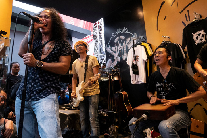 Dalam peluncuran album barunya, Slank membawakan lagu terbarunya 'Bercinta di Surga, disusul 'Terbunuh Sepi' dan Ku tak Bisa'. Peluncuran Box Set tersebut dalam rangka perayaan HUT ke-36 Slank. 