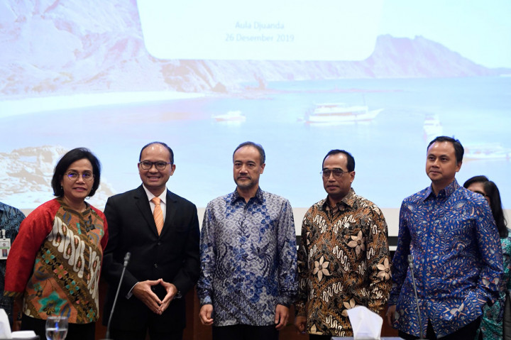 Menteri Keuangan Sri Mulyani (kiri) dan Menteri Perhubungan Budi Karya Sumadi (kedua kanan) berfoto bersama Presdir Cardig Aero Services (CAS) Nurhadijono Nurjadin (tengah), Vice President Director CAS Radianto Kusumo (kanan) dan perwakilan resmi Konsorsium CAS-CAI Hotasi Nababan, usai pengumuman tender proyek pengembangan Bandara Komodo di Jakarta, Kamis, 26 Desember 2019.