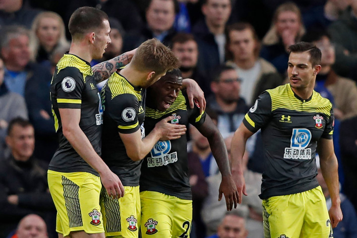 Penjaga gawang Southampton Alex McCarthy berhasil menepis bola sepakan Cesar Azpilicueta pada menit ke-39. Skor 0-1 bertahan hingga jeda.