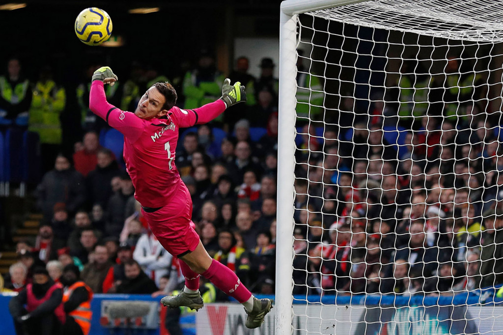 Penjaga gawang Southampton Alex McCarthy berhasil menepis bola sepakan Cesar Azpilicueta pada menit ke-39. Skor 0-1 bertahan hingga jeda.