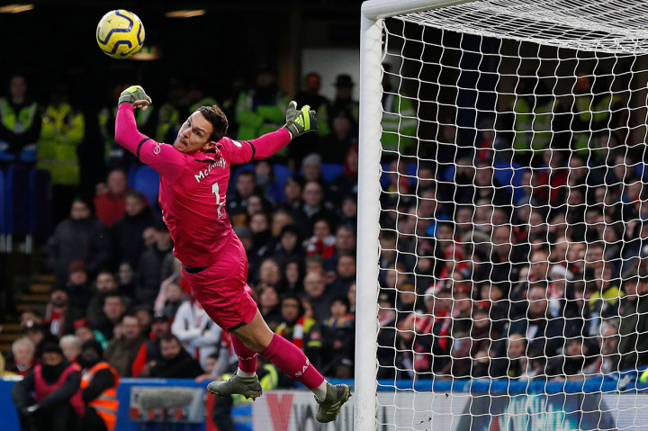Penjaga gawang Southampton Alex McCarthy berhasil menepis bola sepakan Cesar Azpilicueta pada menit ke-39. Skor 0-1 bertahan hingga jeda.