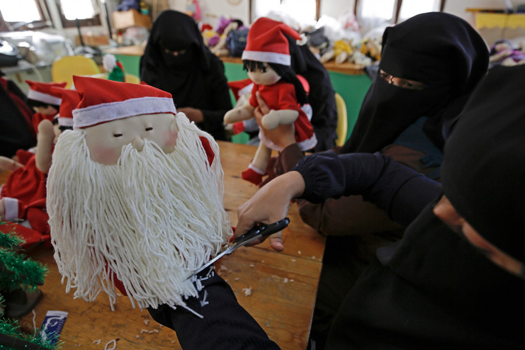 Perayaan Natal di Jalur Gaza berjalan lancar. Ada hal yang unik terlihat di Jalur Gaza, saat puluhan perempuan berniqab membuat boneka sinterklas untuk Natal.