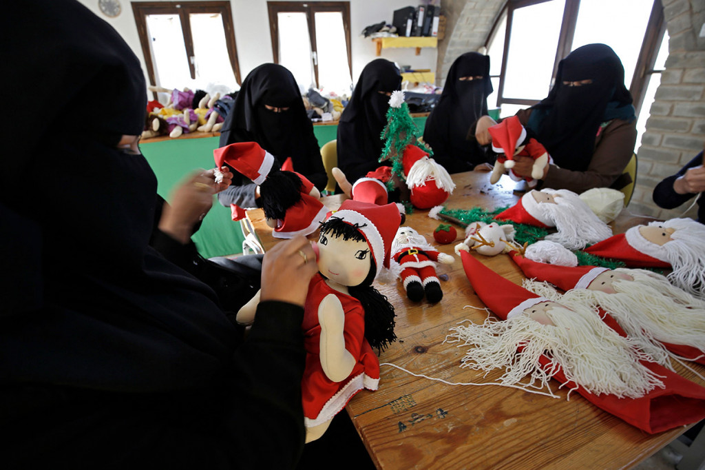 Pekerjaan tersebut merupakan bagian dari program Zeina Cooperative yang memberdayakan perempuan Palestina. Program ini adalah kesempatan untuk bekerja dan meninggalkan rumah, dengan norma-norma budaya melarang mereka meninggalkan desa kecuali dalam keadaan darurat.