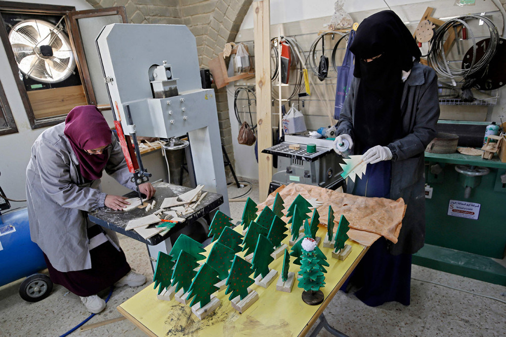 Bulan ini mereka memproduksi berbagai barang, termasuk model sinterklas dan pohon Natal dari kayu. Barang-barang itu dibungkus dan dimasukkan ke dalam kotak hadiah bertuliskan 'Selamat Natal' dalam bahasa Arab dan Inggris.