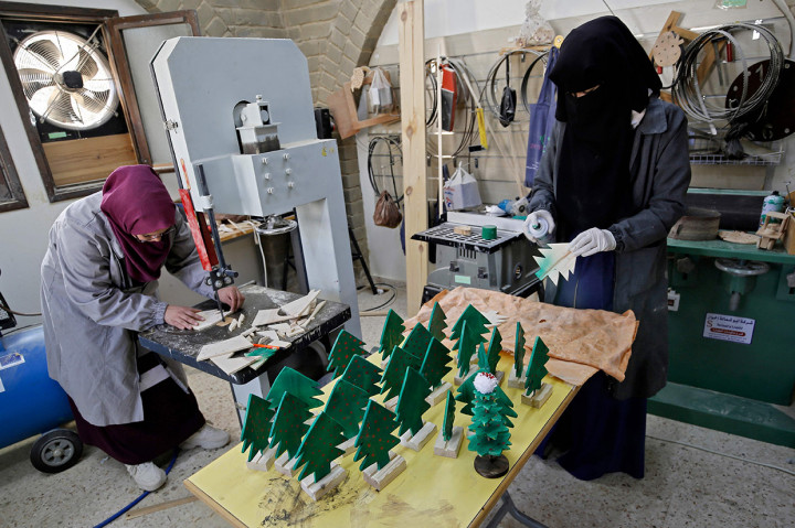 Bulan ini mereka memproduksi berbagai barang, termasuk model sinterklas dan pohon Natal dari kayu. Barang-barang itu dibungkus dan dimasukkan ke dalam kotak hadiah bertuliskan 'Selamat Natal' dalam bahasa Arab dan Inggris.