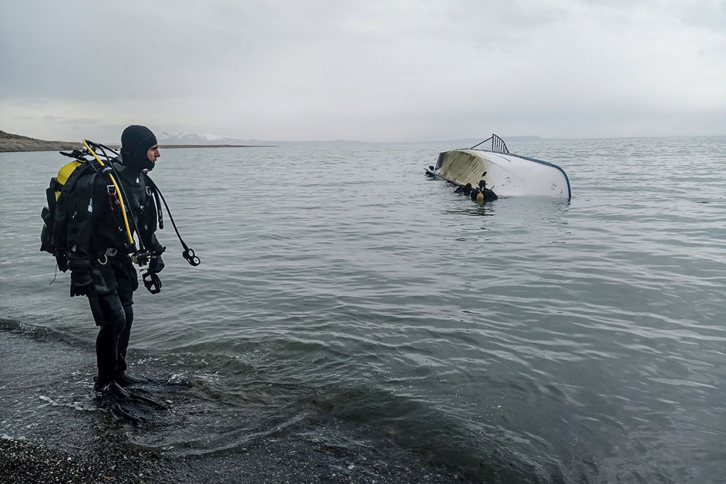 Kapal yang membawa imigran ilegal dari Pakistan, Bangladesh, dan Afghanistan terbalik ketika mendekati pantai, di Danau Van di Turki timur pada Kamis, 25 Desember 2019.