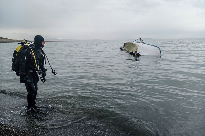 Kapal yang membawa imigran ilegal dari Pakistan, Bangladesh, dan Afghanistan terbalik ketika mendekati pantai, di Danau Van di Turki timur pada Kamis, 25 Desember 2019.