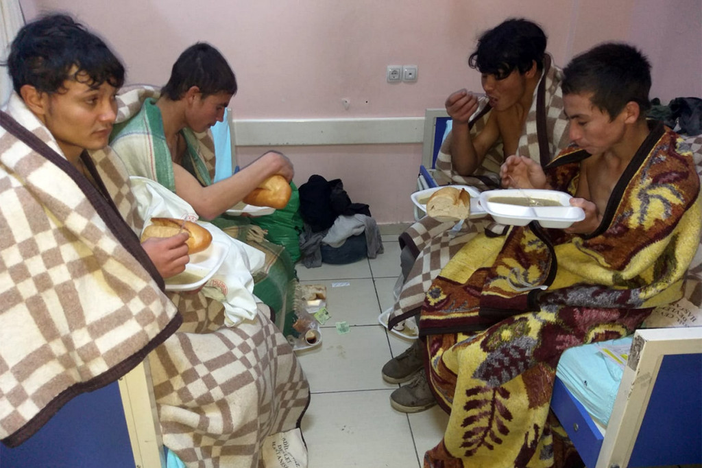 Sedikitnya tujuh imigran tewas sementara 64 lainnya berhasil diselamatkan. Pihak berwenang masih menyelidiki tujuan akhir para imigran tersebut.