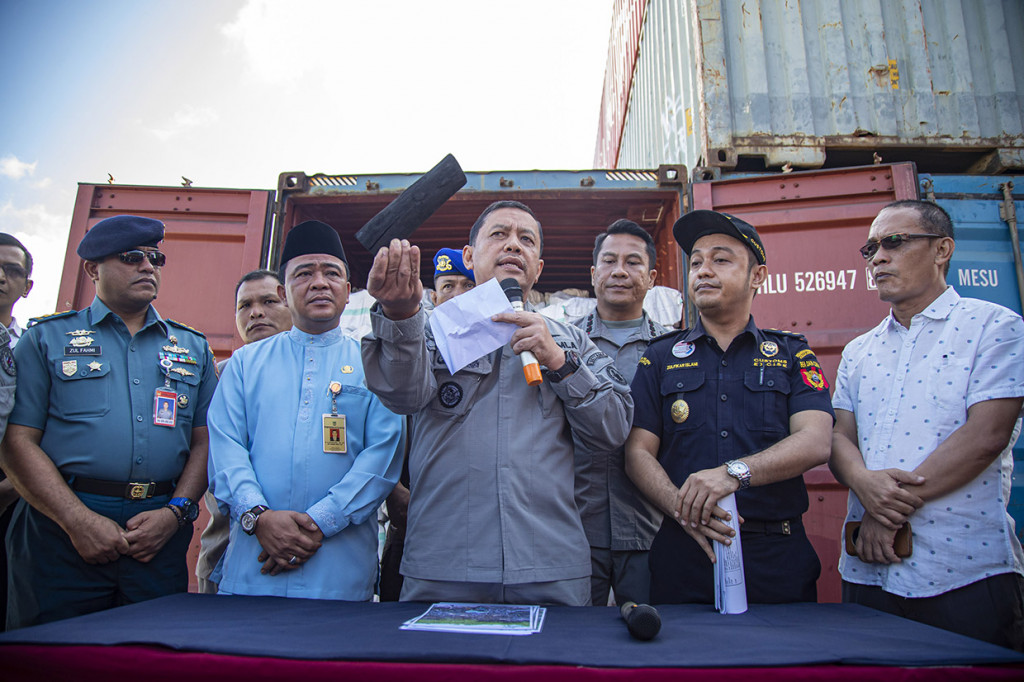 Sekretaris Utama Badan Keamanan Laut (Bakamla) Laksamana Muda Bakamla S Irawan (tengah) memberikan keterangan pers pengungkapan kasus penyelundupan arang kayu bakau di Pelabuhan Batu Ampar, Batam, Kepulauan Riau, Jumat, 27 Desember 2019.