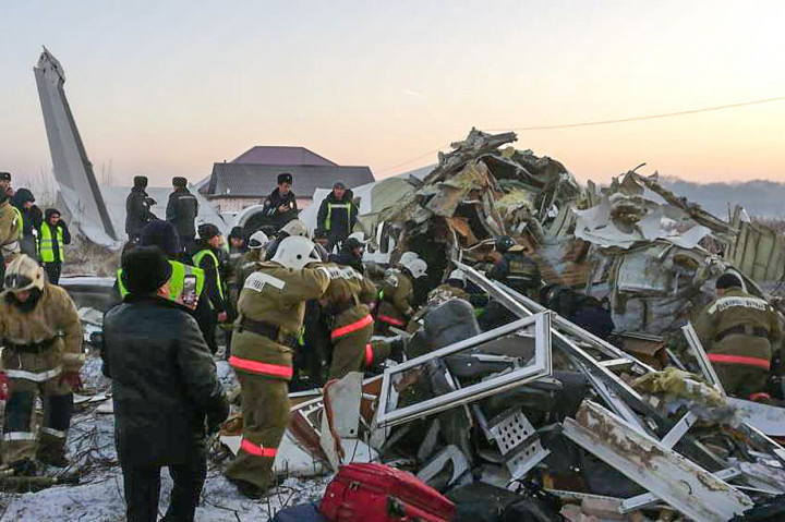 Pesawat Bek Air hilang dari radar beberapa menit setelah lepas landas dari Bandara Almaty pada pukul 7.05 pagi waktu setempat dalam perjalanan ke ibu kota, Nur-Sultan. Pesawat tersebut jatuh dan menabrak sebuah rumah.