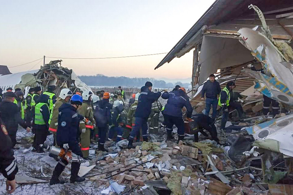Sedikitnya 14 orang tewas, sementara 17 lainnya luka berat dan ringan, termasuk delapan anak. Korban luka-luka telah dilarikan ke rumah sakit.