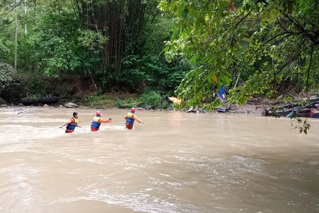 Humas Basarnas Palembang, Taufan menuturkan, pencarian di hari keempat ini tetap dilakukan seperti hari-hari sebelumnya dengan maksimal. Hanya saja meniadakan penyelaman. 