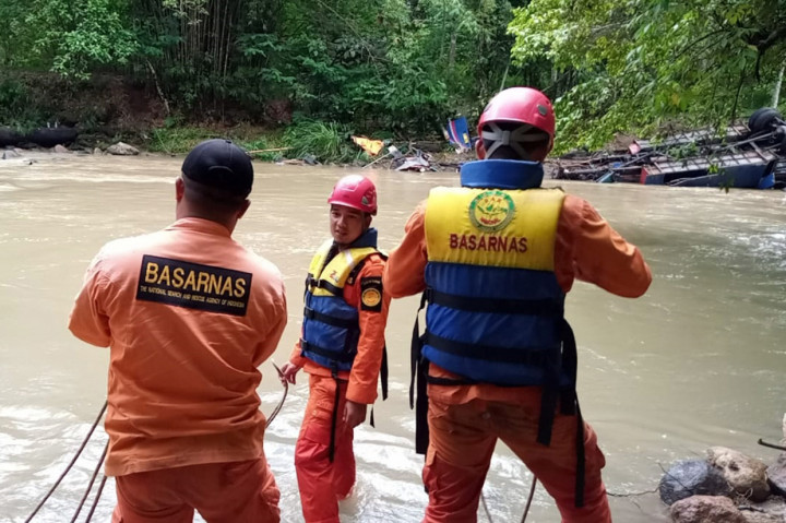Pencarian terus dilakukan karena tidak ada informasi pasti jumlah penumpang di dalam Bus Sriwijaya saat kecelakaan terjadi. Hingga saat ini, informasi didapat ada 48 penumpang di dalam bus. Yang sudah dievakuasi tim SAR gabungan tercatat 35 meninggal dunia dan 13 mengalami luka.
