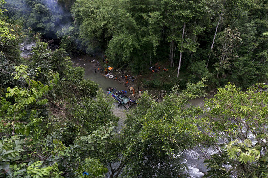 Sebelumnya Bus Sriwijaya No Polisi BD 7031 AU rute Bengkulu-Palembang terjun ke jurang di Liku Lematang Jalan Lintas Pagaralam-Lahat KM 9, Desa Plang Kenidai, Kecamatan Dempo Tengah, Kota Pagaralam pada Senin, 23 Desember pukul 23.15 WIB. Bus diduga melaju dengan kecepatan tinggi lalu menabrak beton pembatas kemudian terjun dari ketinggian 80 meter. Antara Foto/Novian Fazli