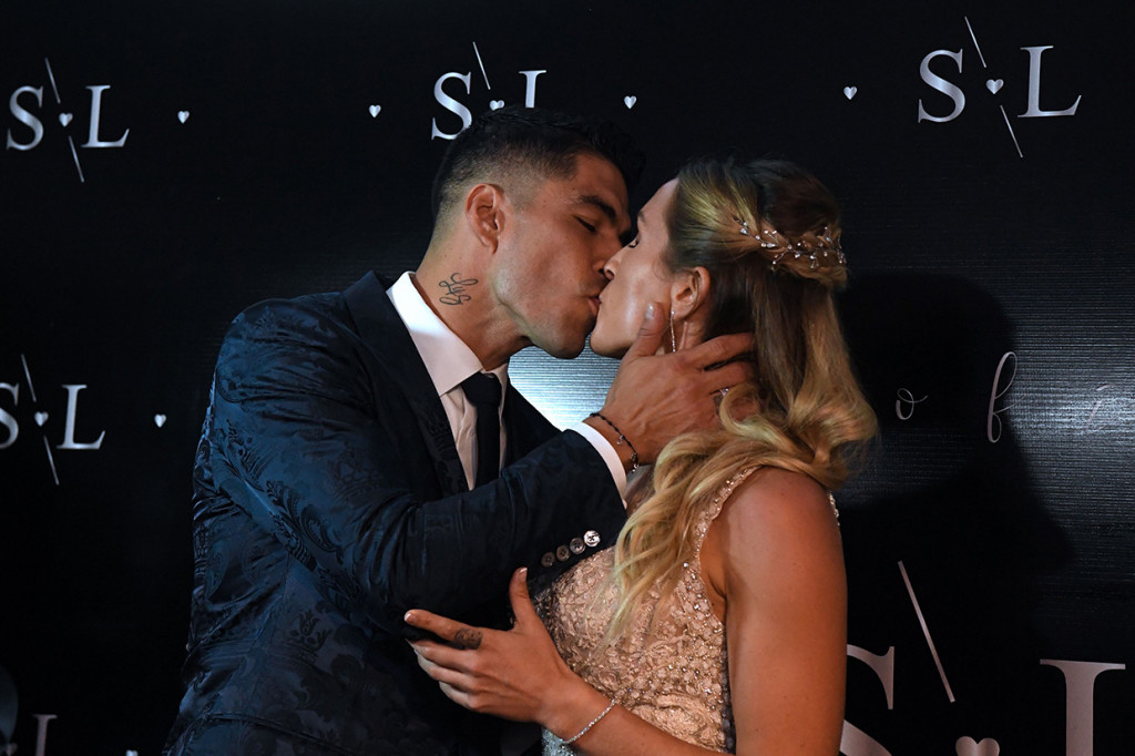 Dalam pesta ulang tahun pernikahan yang ke-10 dengan istrinya Sofia Balbi, tersebut, Suarez mengundang teman seklub dan mantan teman seklubnya, termasuk Neymar yang kini merumput bersama Paris Saint-Germain.