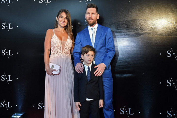 Megabintang Barcelona Lionel Messi menghadiri pesta ulang tahun pernikahan Luis Suarez bersama istrinya Antonella Roccuzzo dan anaknya Thiago.
