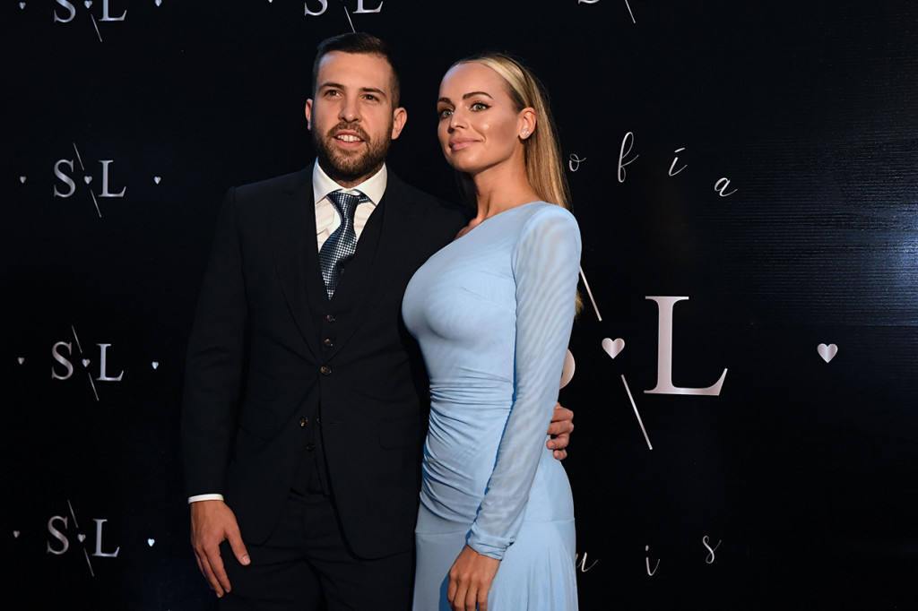 Bek kiri Barca Jordi Alba hadir bersama istrinya Romarey Ventura.