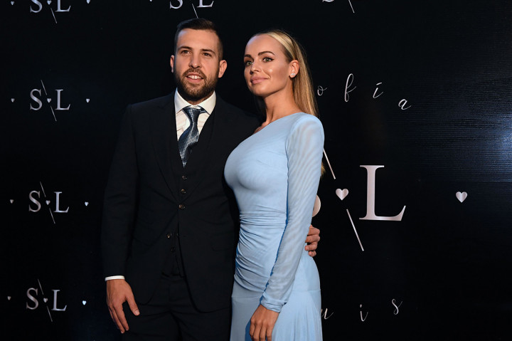 Bek kiri Barca Jordi Alba hadir bersama istrinya Romarey Ventura.
