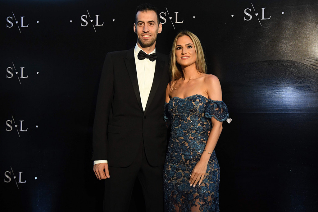 Gelandang Barca Sergio Busquets datang bersama istrinya Elena Galera Moron.