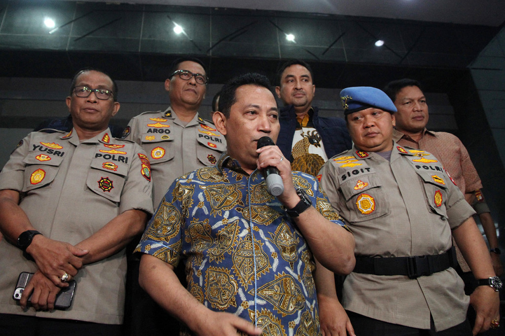 Menurut Komjen Listyo, kedua tersangka ditangkap berdasarkan informasi yang diterima tim teknis Mabes Polri. Tim satuan tugas khusus yang bekerja sejak era Tito Karnavian itu membekuk keduanya dengan bantuan Korps Brigade Mobil (Brimob).