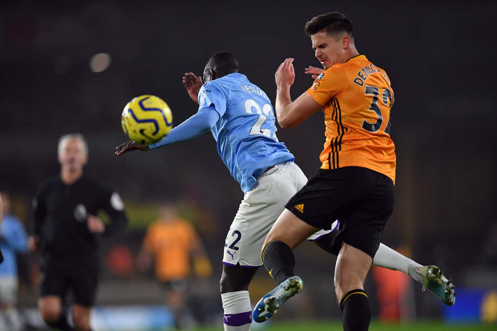 Di menit-menit awal pertandingan, laga kedua tim berlangsung seru. Gelandang Wolverhampton Wanderest Leander Dendoncher sempat beradu kepala dengan gelandang Manchester City Benjamin Mendy. Keduanya sempat mendapatkan perawatan.