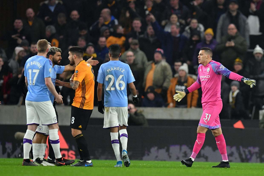 Petaka bagi tim tamu datang pada menit ke-12 setelah sang kiper Ederson dikartu merah wasit. Penjaga gawang asal Brasil tersebut diusir keluar lapangan setelah melanggar striker Wolves, Diogo Jota, di luar kotak penalti.