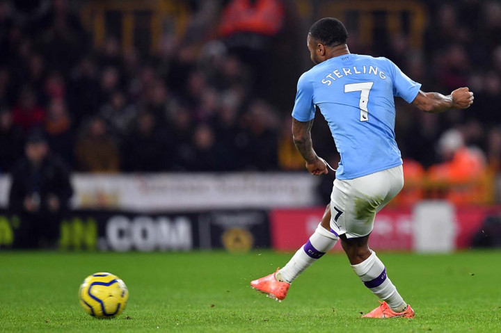 Bermain dengan 10 orang City justru unggul terlebih dahulu lewat eksekusi penalti Raheem Sterling pada menit ke-24. Hadiah penalti diberikan wasit setelah Riyad Mahrez dilanggar Leander Dendoncher. Skor 1-0 bertahan hingga jeda.