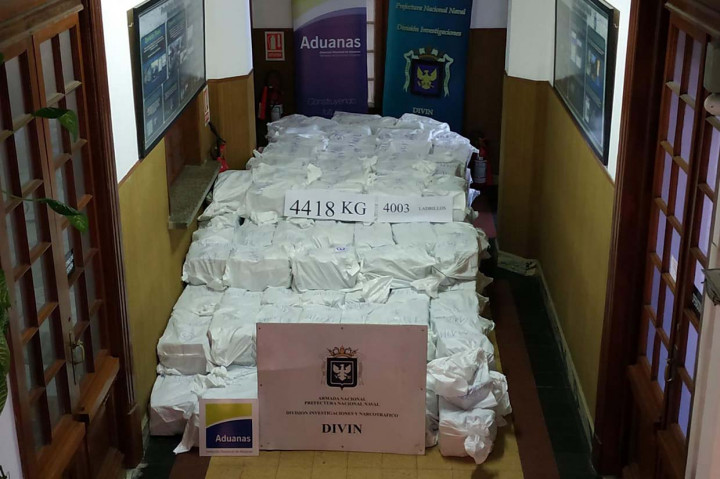 Angkatan Laut Uruguay menunjukkan 4.418 kg kokain yang disita di Pelabuhan Montevideo pada Jumat, 27 Desember 2019 waktu setempat.