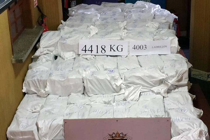 Angkatan Laut Uruguay bekerja sama dengan Bea Cukai menyita barang haram tersebut setelah mencurigai muatan empat kontainer yang disebutkan berisi tepung terigu. Setelah dilakukan penyelidikan ditemukan 4.0003 paket yang berisi kokain dengan total berat 4.418 kg. Nilai narkoba sitaan tersebut diperkirakan mencapai USD1 milair (sekitar Rp14 triliun).