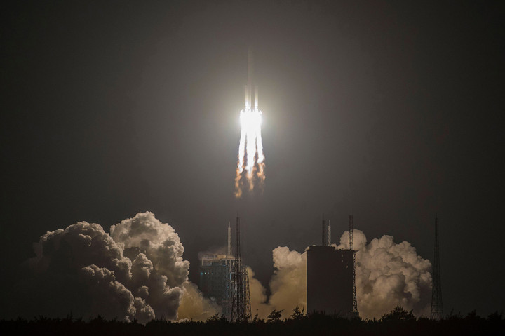 Roket Long March 5 Maret yang membawa muatan uji satelit Shijian 20 meluncur dari lokasi peluncuran Wenchang di pulau selatan Hainan pada pukul 20:45 waktu setempat (12.45 GMT).