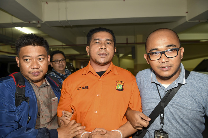 Kedua tersangka keluar dari Polda Metro Jaya sekitar pukul 14.26 WIB. Mengenakan baju tahanan berwarna oranye, mereka kemudian memasuki mobil tahanan untuk kemudian diberangkatkan ke rumah tahanan Bareskrim Mabes Polri.