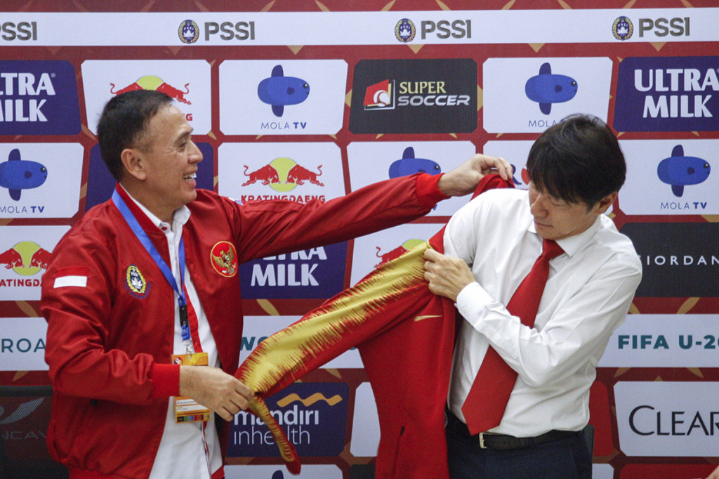 Ketua Umum PSSI Mochamad Iriawan (kiri) memakaikan jaket Timnas Indonesia ke pelatih timnas senior Indonesia yang baru Shin Tae-yong, di Stadion Pakansari, Cibinong, Bogor, Jawa Barat, Sabtu, 28 Desember 2019. 