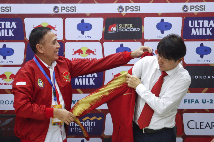 Ketua Umum PSSI Mochamad Iriawan (kiri) memakaikan jaket Timnas Indonesia ke pelatih timnas senior Indonesia yang baru Shin Tae-yong, di Stadion Pakansari, Cibinong, Bogor, Jawa Barat, Sabtu, 28 Desember 2019. 