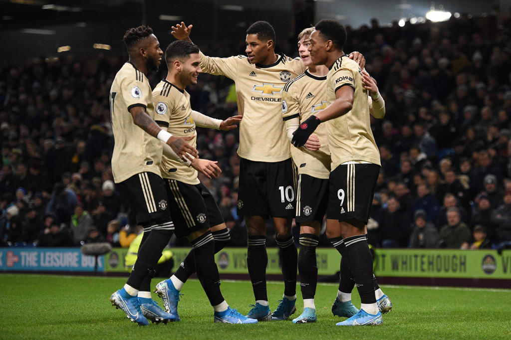 Tiga poin atas Burnley ini juga membuat United hanya berjarak satu poin dari Chelsea di zona Liga Champions. 