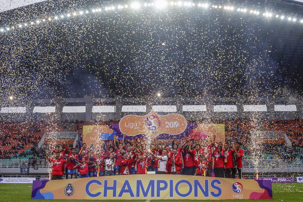 Pesepak bola Persib Bandung Putri beserta ofisial mengangkat piala Liga 1 Putri 2019 di Stadion Pakansari, Cibinong, Bogor, Jawa Barat.