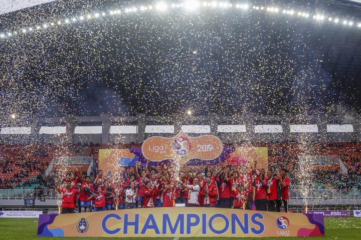 Pesepak bola Persib Bandung Putri beserta ofisial mengangkat piala Liga 1 Putri 2019 di Stadion Pakansari, Cibinong, Bogor, Jawa Barat.