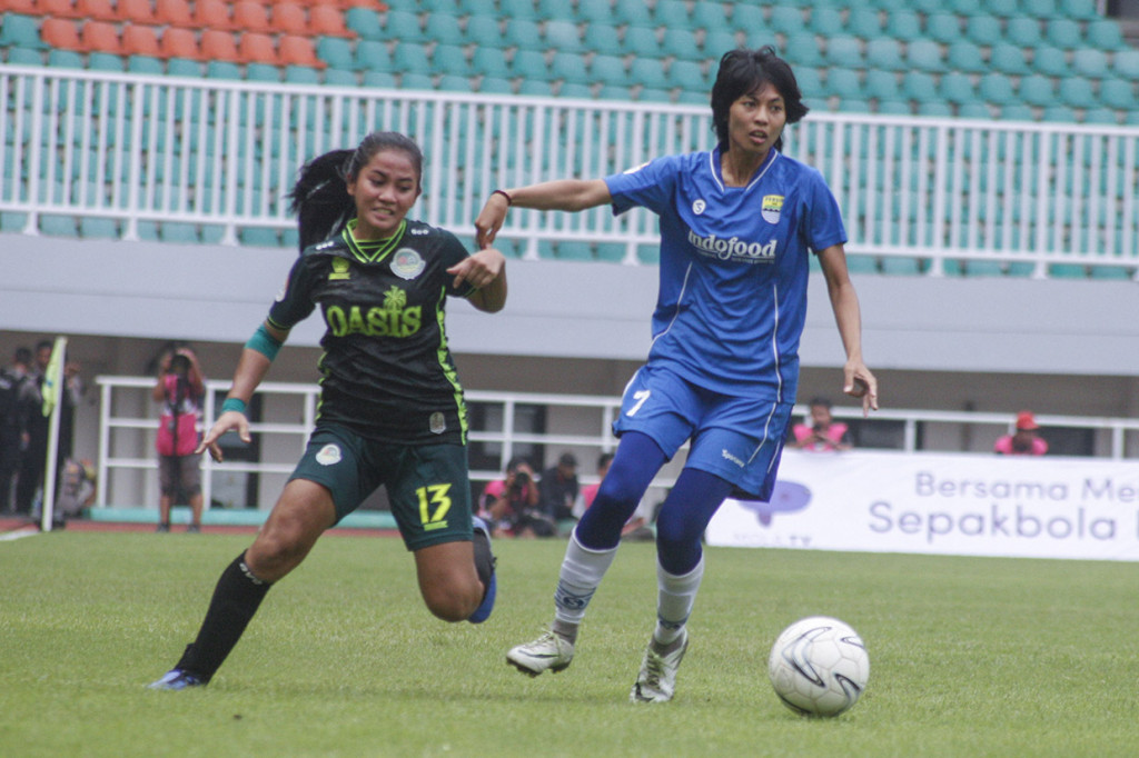 Pesepak bola Tira Persikabo Kartini Safira Ika Putri (kiri) berebut bola dengan pesepak bola Persib Bandung Putri Desy Amelia (kanan) dalam babak final leg ke-2 Liga 1 Putri 2019 di Stadion Pakansari, Cibinong, Bogor, Jawa Barat.