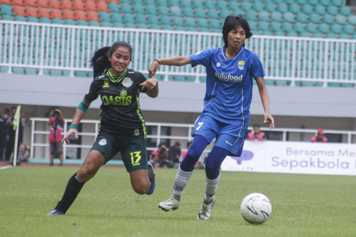 Pesepak bola Tira Persikabo Kartini Safira Ika Putri (kiri) berebut bola dengan pesepak bola Persib Bandung Putri Desy Amelia (kanan) dalam babak final leg ke-2 Liga 1 Putri 2019 di Stadion Pakansari, Cibinong, Bogor, Jawa Barat.