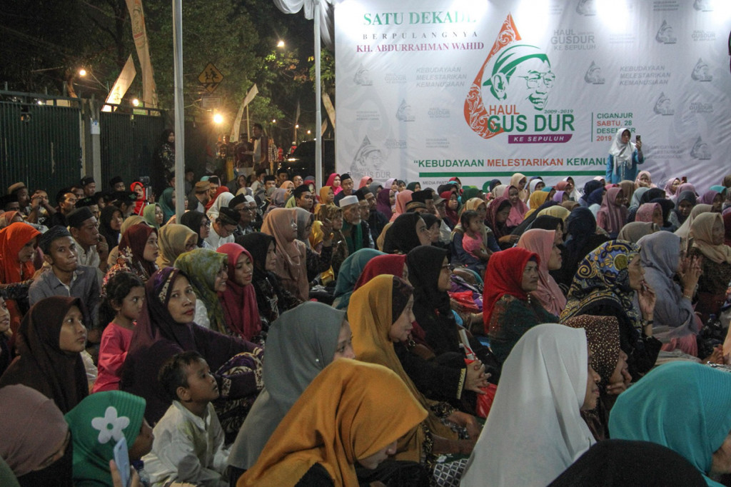 Sejumlah warga mengikuti Tahlil dan Istigoshah pada peringatan Haul ke-10 Gus Dur di Ciganjur, Jakarta. Acara yang digelar untuk memperingati sepuluh tahun wafatnya Presiden ke-4 RI KH Abdurrahman Wahid (Gus Dur) tersebut mengambil tema Kebudayaan Melestarikan Kemanusiaan.