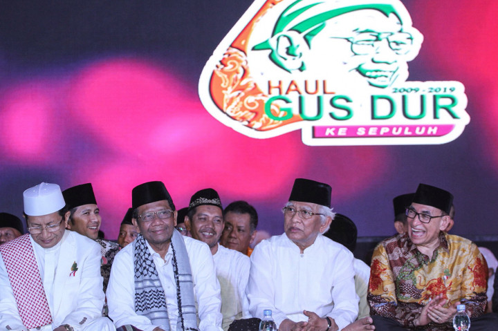 Menko Polhukam Mahfud Md (kedua kiri), Imam Besar Masjid Istiqlal KH Nasaruddin Umar (kiri), Mustasyar PBNU KH Ahmad Mustofa Bisri (Gus Mus) (kedua kanan) dan Cendekiawan Muslim yang juga mantan Menlu Alwi Shihab (kanan) menghadiri peringatan Haul ke-10 Gus Dur di Ciganjur, Jakarta.