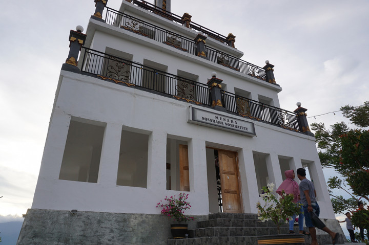 Kawasan wisata yang terletak di perbukitan yang menyajikan panorama alam serta menjadi tempat diletakkannya Gong Perdamaian Nusantara tersebut ramai dikunjungi wisatawan pada musim libur Natal dan Tahun Baru.
