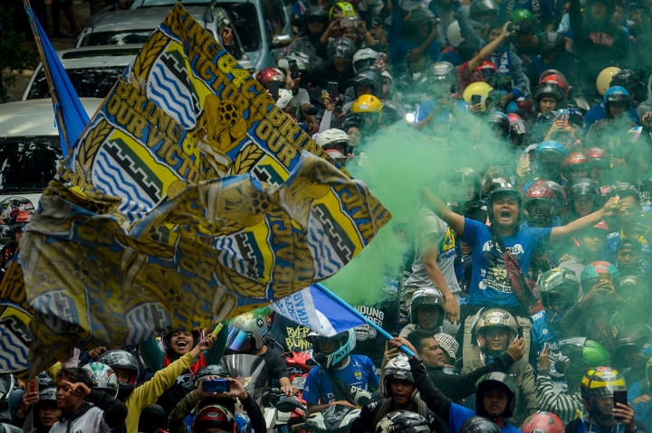 Arak-arakan tersebut digelar dalam rangka menyambut tim Persib Bandung Putri yang berhasil keluar sebagai juara Liga 1 Putri 2019 setelah menumbangkan PS Tira Persikabo di laga final dengan agregat 6-1. 
