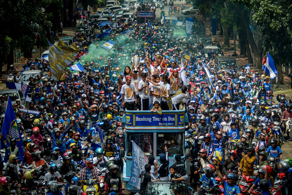 Ribuan bobotoh mengawal arak-arakan Tim Persib Putri keliling Kota Bandung, Jawa Barat.

