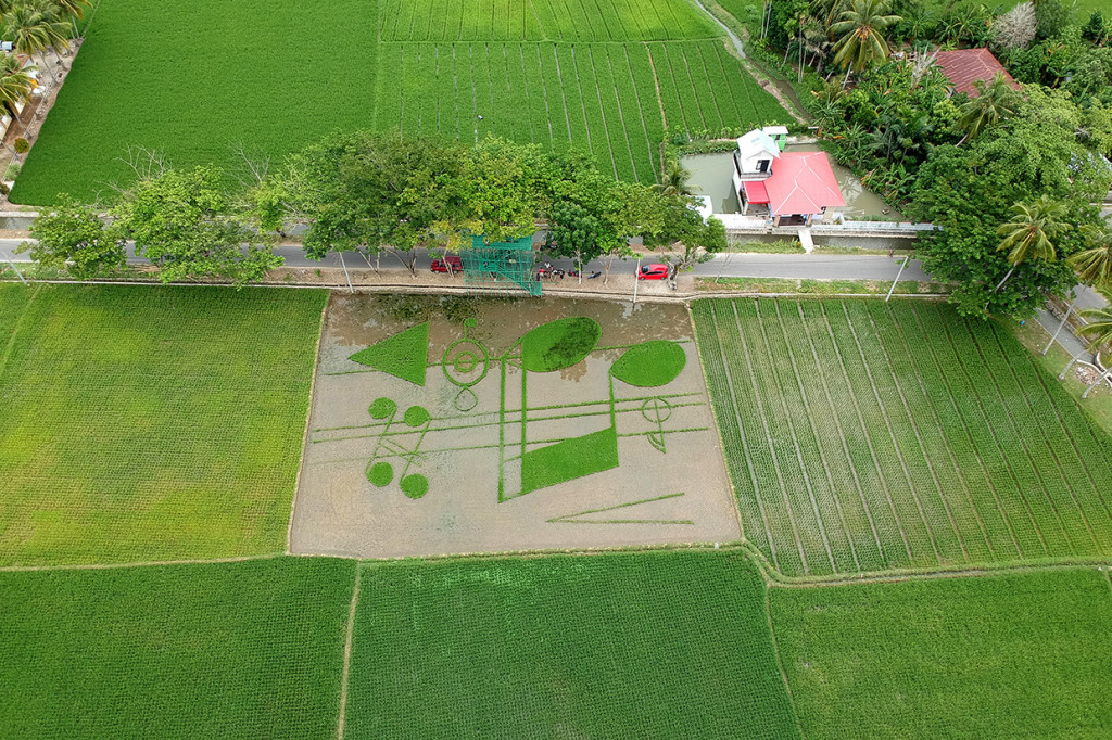 Foto udara ekspresi seni Land Art Not Khatulistiwa karya perupa Iwan Yusuf di Desa Huntu Selatan, Kabupaten Bone Bolango, Gorontalo.