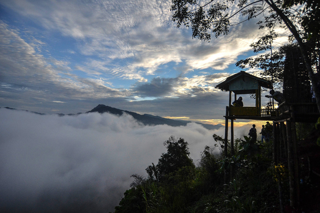 Wisata pemandangan dan kabut tebal yang menyelimuti Gunung Potaka dan Ranto tersebut dikelola secara swadaya oleh masyarakat setempat.